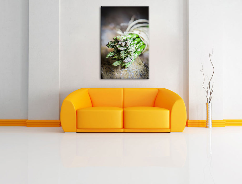 Spargel auf Holztisch Leinwandbild über Sofa
