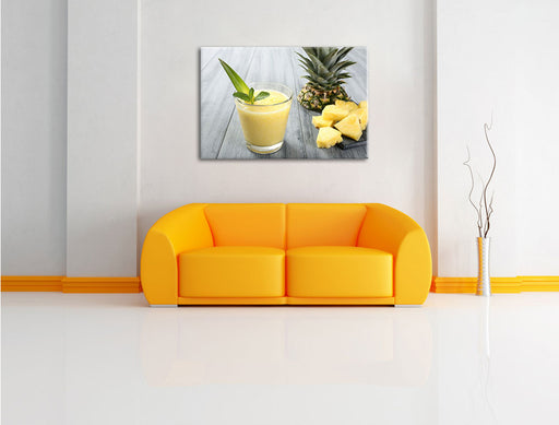 Ananas Cocktail auf Holztisch Leinwandbild über Sofa