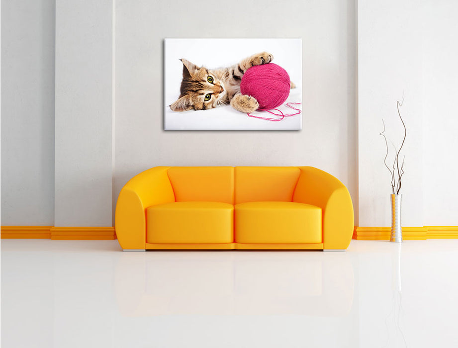 Käzchen mit Wollknäuel Leinwandbild über Sofa