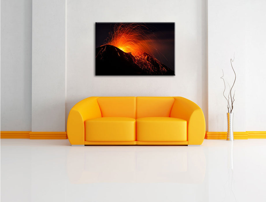 Bedrohlicher Vulkanausbruch Leinwandbild über Sofa