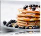 Pancakes mit Sirup und Blaubeeren Leinwandbild