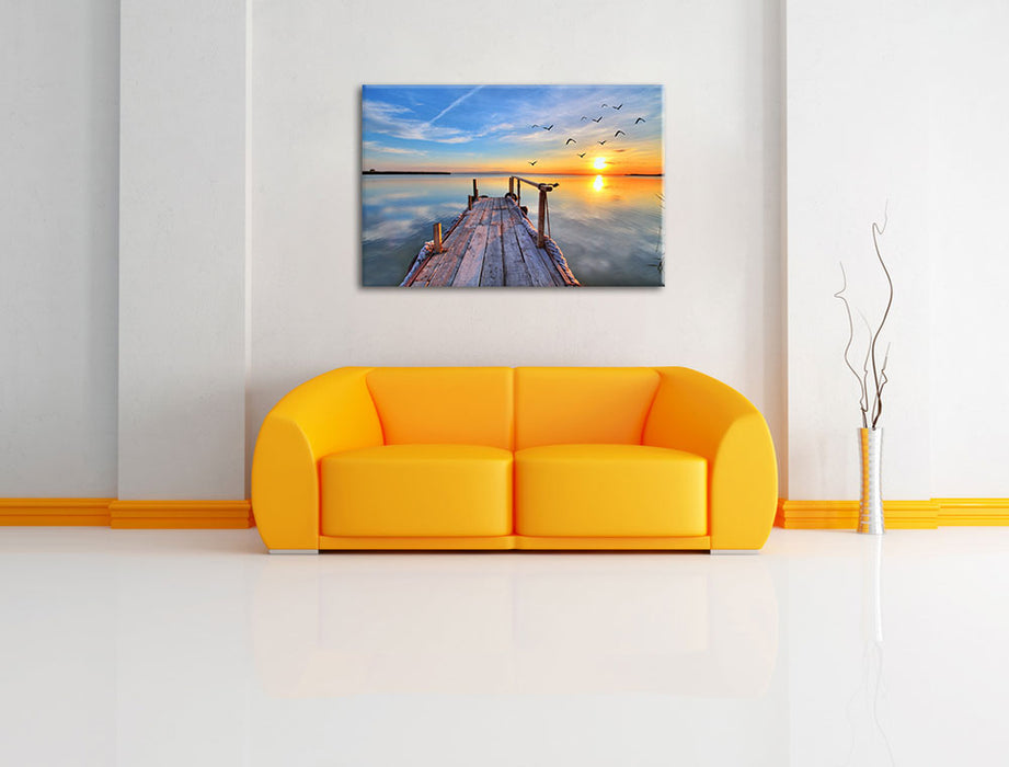 Steg mit Möwen bei Sonnenuntergang Leinwandbild über Sofa