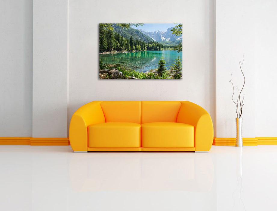 Wunderschöner See im Wald Leinwandbild über Sofa