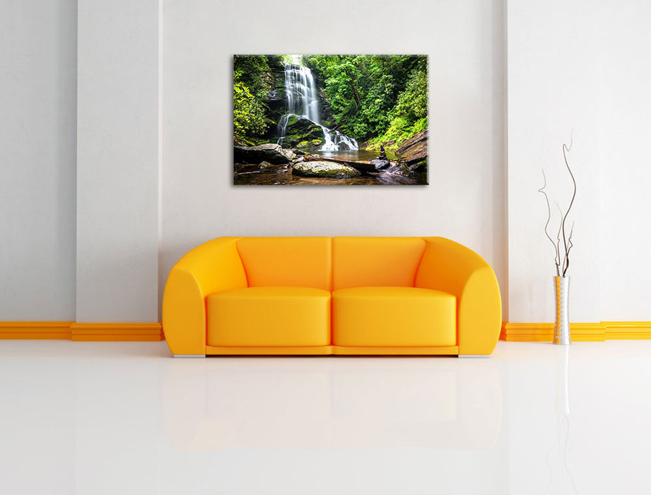 Tosender Wasserfall Leinwandbild über Sofa