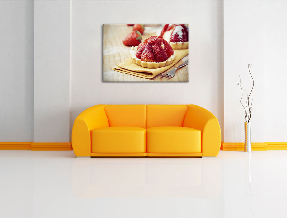 Schmackhaftes Erdbeertörtchen Leinwandbild über Sofa