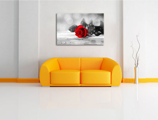 Rote Rose auf Holztisch Leinwandbild über Sofa