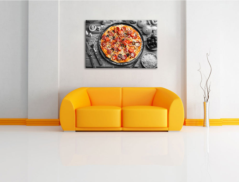 Pizza auf Pizzablech Leinwandbild über Sofa