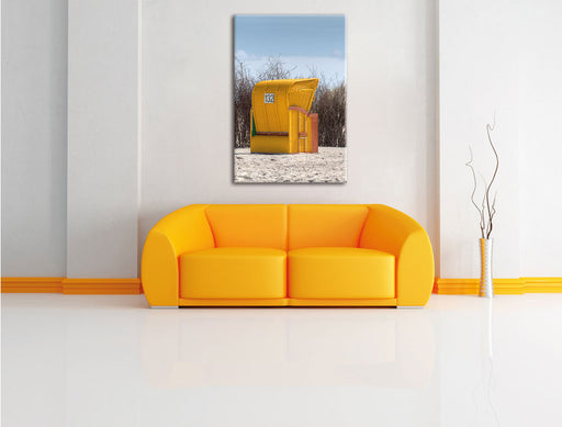 gelber Strandkorb Leinwandbild über Sofa