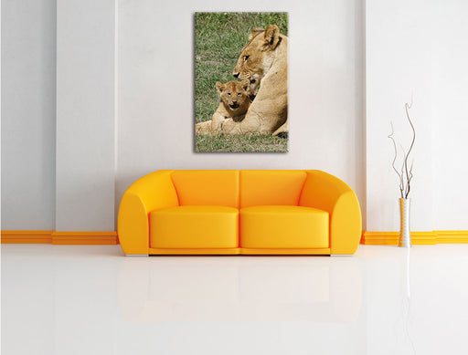 Löwin putzt ihr Leinwandbild über Sofa