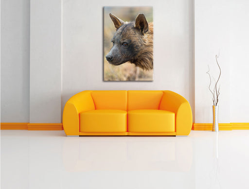 anmutige Hyäne im Wildgras Leinwandbild über Sofa