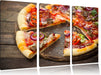 Leckere Pizza auf Holztisch Leinwandbild 3 Teilig