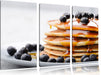 Pancakes mit Sirup und Blaubeeren Leinwandbild 3 Teilig