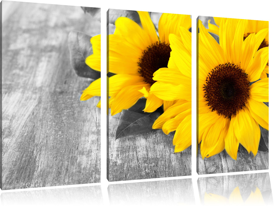 schöne Sonnenblumen auf Holztisch Leinwandbild 3 Teilig