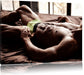 Muskulöser Mann im Bett Leinwandbild