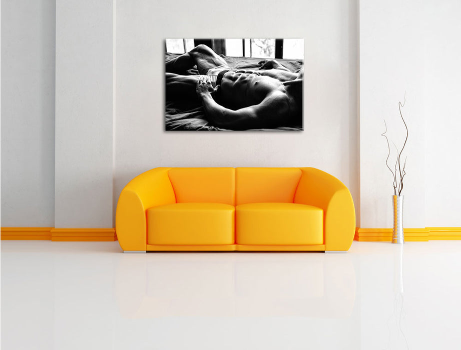 Muskulöser Mann im Bett Kunst B&W Leinwandbild über Sofa