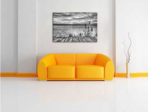 Steg mit Ausblick aufs Meer B&W Leinwandbild über Sofa