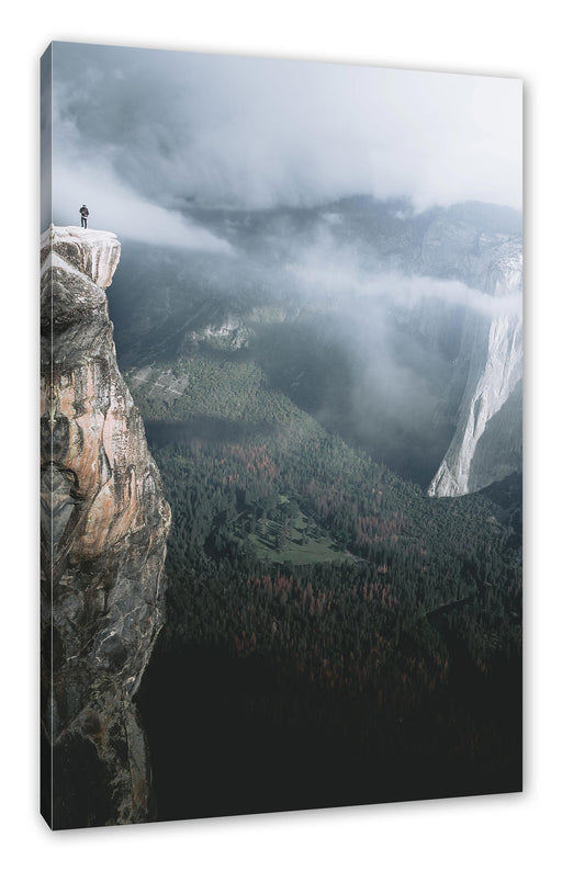 Einsamer Wanderer auf Felsklippe Leinwanbild Rechteckig
