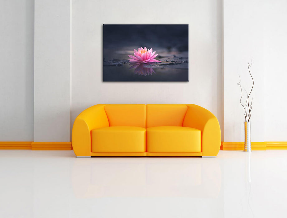 Leuchtende Lotusblüte auf grauer Pfütze Leinwanbild Wohnzimmer Rechteckig