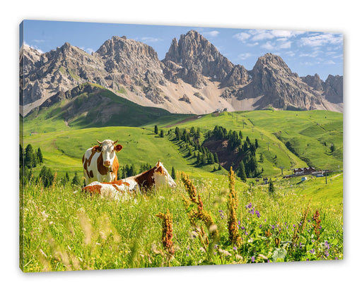 Alpenszene mit Kühen auf grüner Wiese Leinwanbild Rechteckig