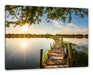 Holzbrücke über Natursee im Sommer Leinwanbild Rechteckig