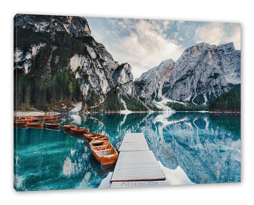 Pixxprint Bootsreihe am Steg des Pragser Wildsee, Leinwandbild