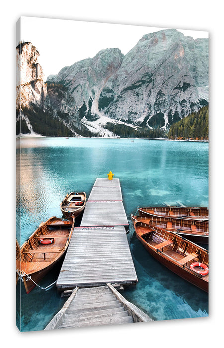 Pixxprint Bootssteg und Berge am Pragser Wildsee, Leinwandbild