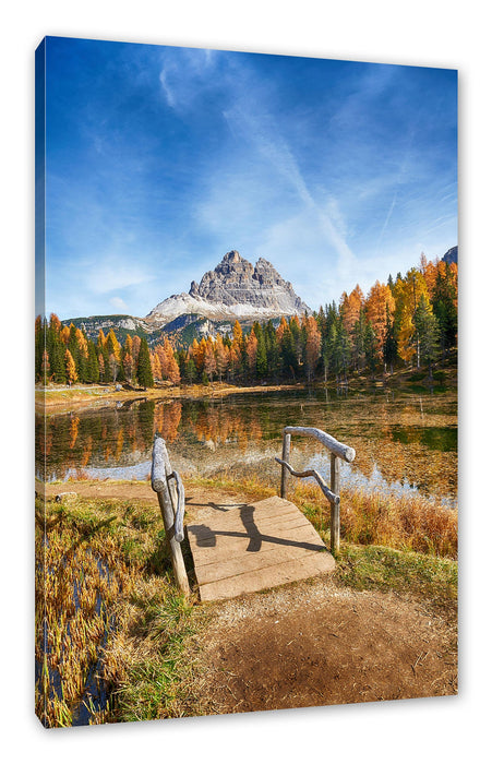 Pixxprint Holzbrücke an Dolomiten See im Herbst, Leinwandbild