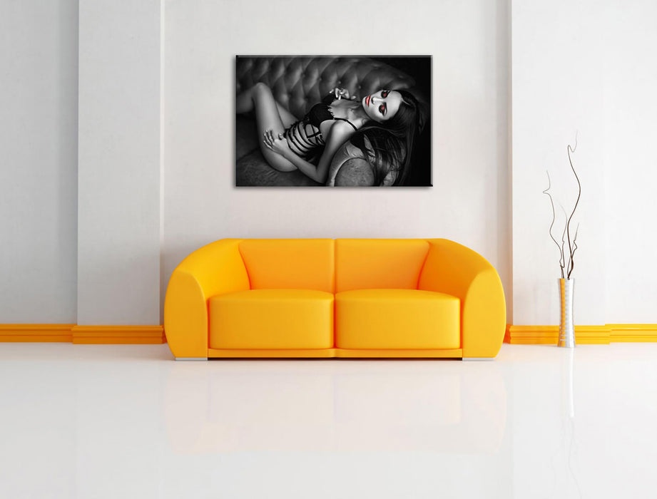 Frau in Dessous räkelt sich auf Sofa B&W Detail Leinwanbild Wohnzimmer Rechteckig