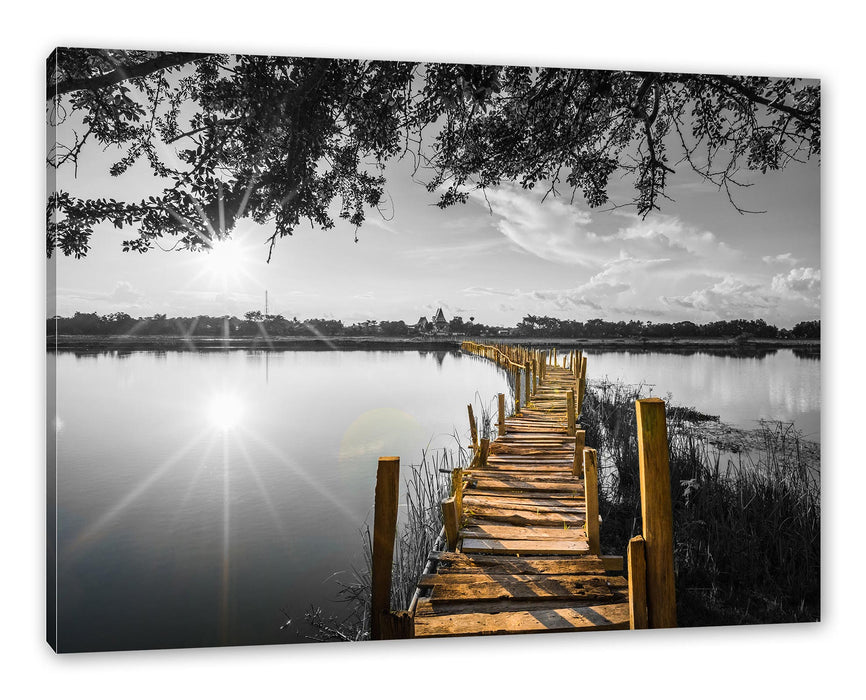 Pixxprint Holzbrücke über Natursee im Sommer B&W Detail, Leinwandbild