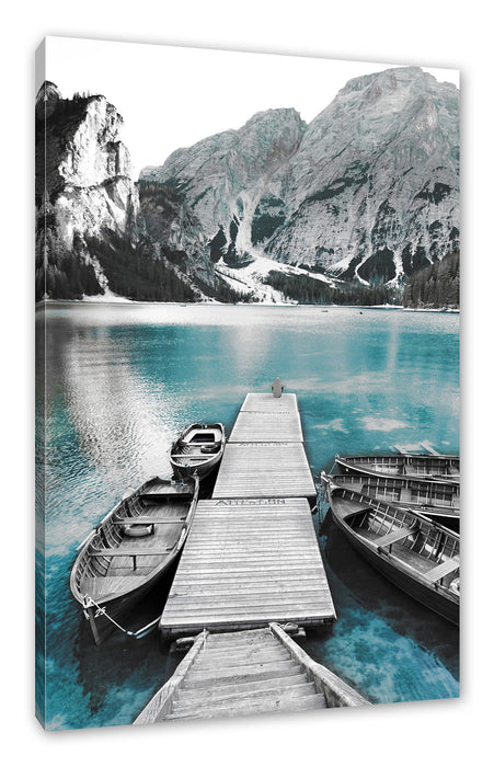 Pixxprint Bootssteg und Berge am Pragser Wildsee B&W Detail, Leinwandbild