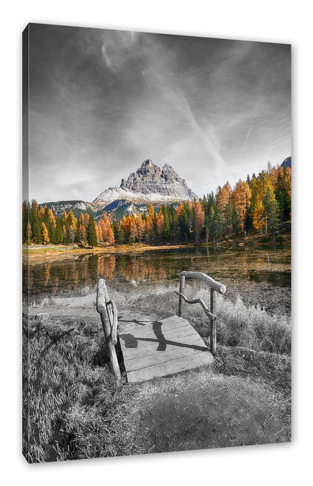 Pixxprint Holzbrücke an Dolomiten See im Herbst B&W Detail, Leinwandbild