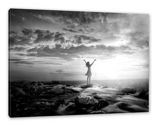 Frau begrüßt den Sonnenaufgang am Meer, Monochrome Leinwanbild Rechteckig