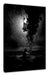 Kniende Frau mit dunklen Dämonen, Monochrome Leinwanbild Rechteckig
