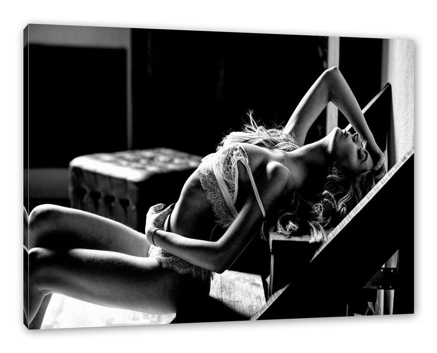 Pixxprint Frau in weißen Dessous auf Treppe, Monochrome, Leinwandbild