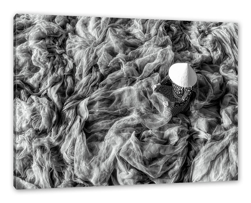 Pixxprint Vietnamesin repariert blaues Fischernetz, Monochrome, Leinwandbild