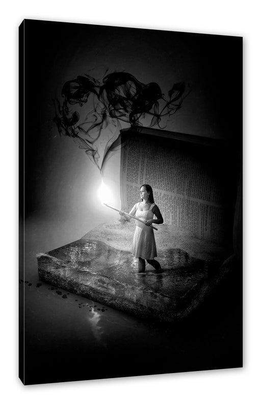 Frau mit Fackel steigt aus Buch, Monochrome Leinwanbild Rechteckig