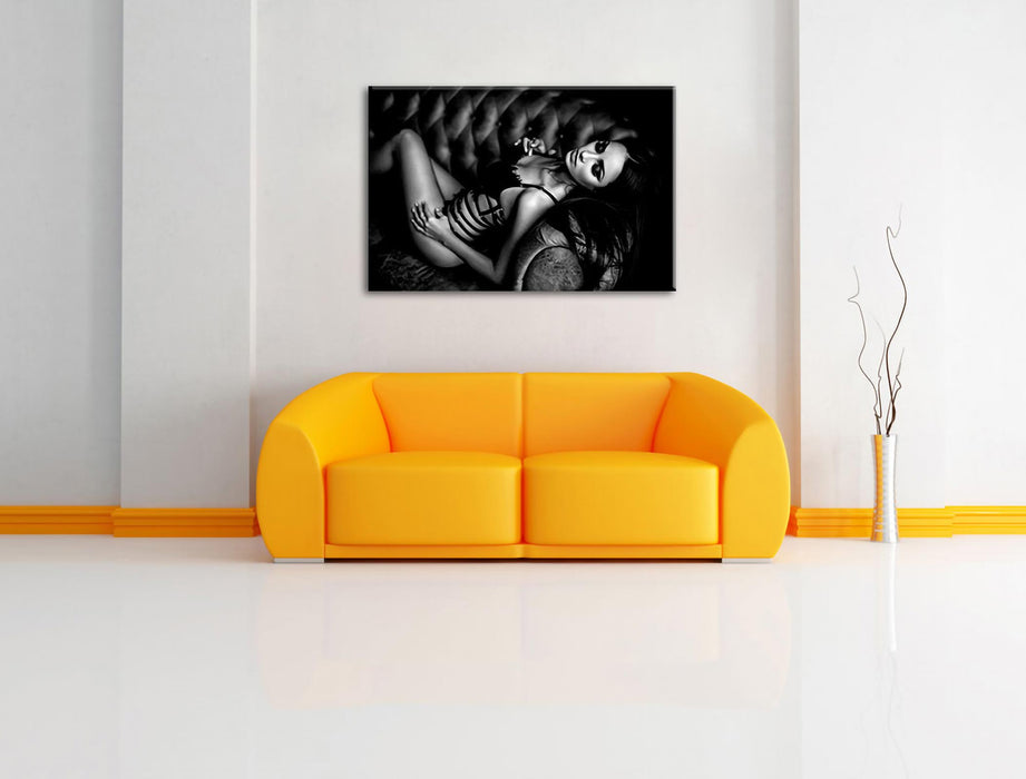 Frau in Dessous räkelt sich auf Sofa, Monochrome Leinwanbild Wohnzimmer Rechteckig