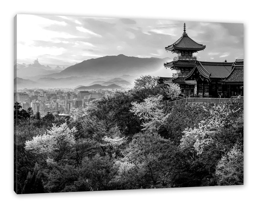 Japanischer Tempel vor nebeliger Stadt, Monochrome Leinwanbild Rechteckig