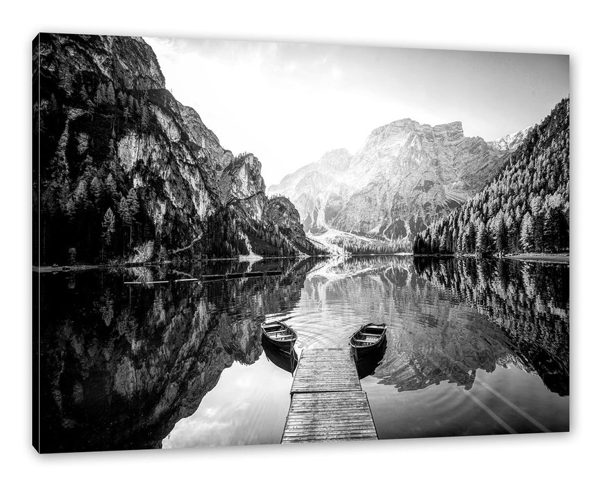 Pixxprint Boote am Steg des Pragser Wildsee, Monochrome, Leinwandbild