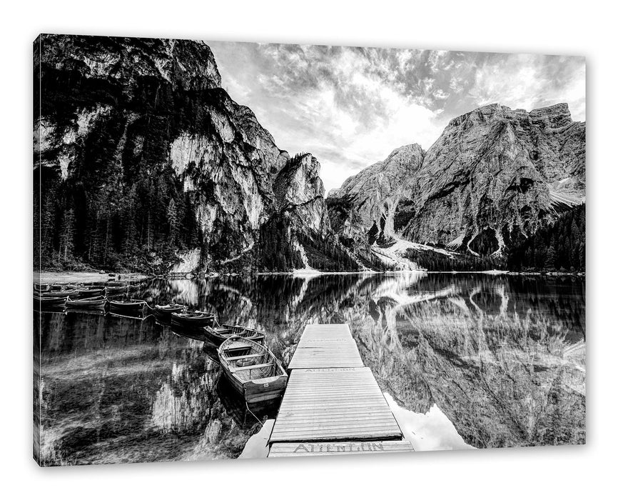 Pixxprint Bootsreihe am Steg des Pragser Wildsee, Monochrome, Leinwandbild