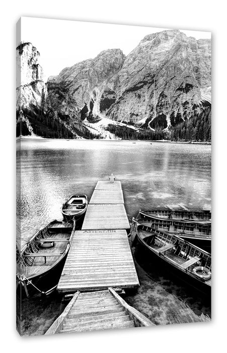 Pixxprint Bootssteg und Berge am Pragser Wildsee, Monochrome, Leinwandbild