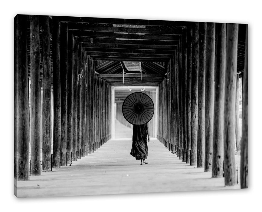 Pixxprint Mönch mit rotem Schirm im Tempelgang, Monochrome, Leinwandbild