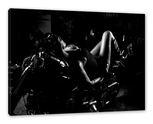 Sexy Frau räkelt sich auf Motorrad, Monochrome Leinwanbild Rechteckig