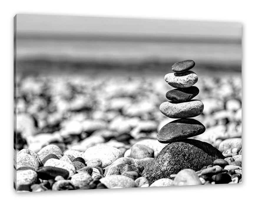 Pixxprint Steinpyramide am Kiesstrand, Monochrome, Leinwandbild