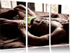 Muskulöser Mann im Bett Leinwandbild 3 Teilig