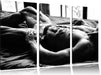 Muskulöser Mann im Bett Kunst B&W Leinwandbild 3 Teilig