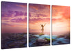 Frau begrüßt den Sonnenaufgang am Meer Leinwanbild 3Teilig