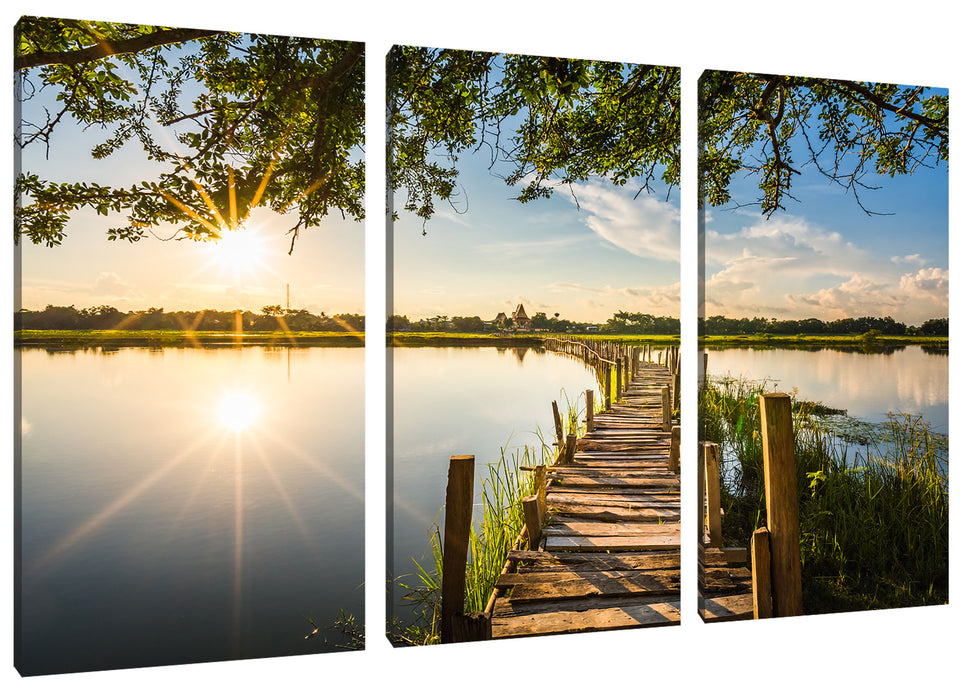 Holzbrücke über Natursee im Sommer Leinwanbild 3Teilig