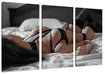 Frau in erotischen Dessous auf Bett B&W Detail Leinwanbild 3Teilig