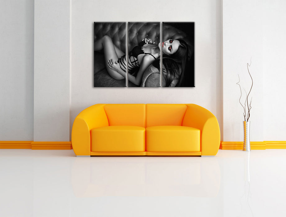 Frau in Dessous räkelt sich auf Sofa B&W Detail Leinwanbild Wohnzimmer 3Teilig